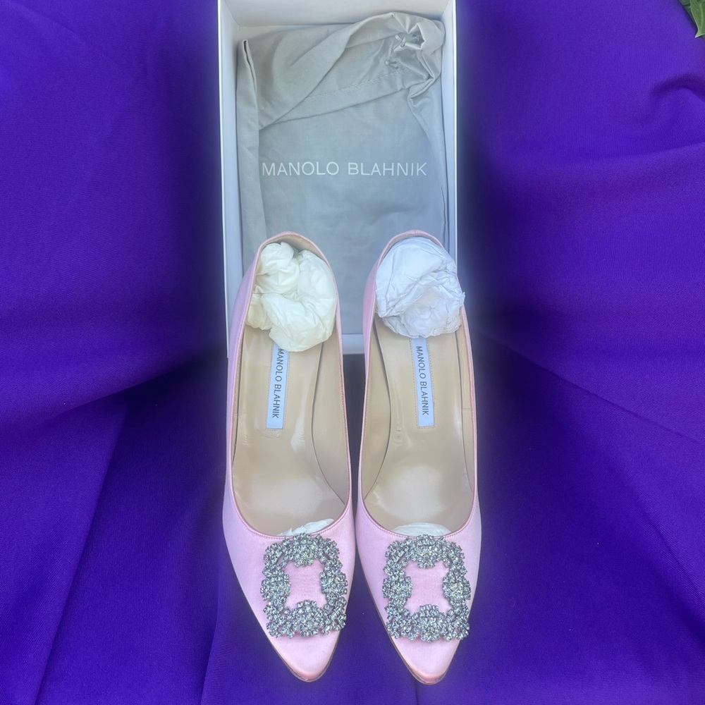 MANOLO BLAHNIK HANGISI 90 LIGHT PINK SATIN JEWEL BUCKLE PUMPS EU41 SIZE 10
